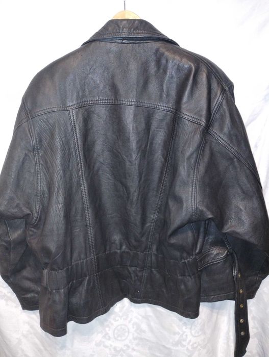 Яке. Дамско кожено  Немско.Без забележки.