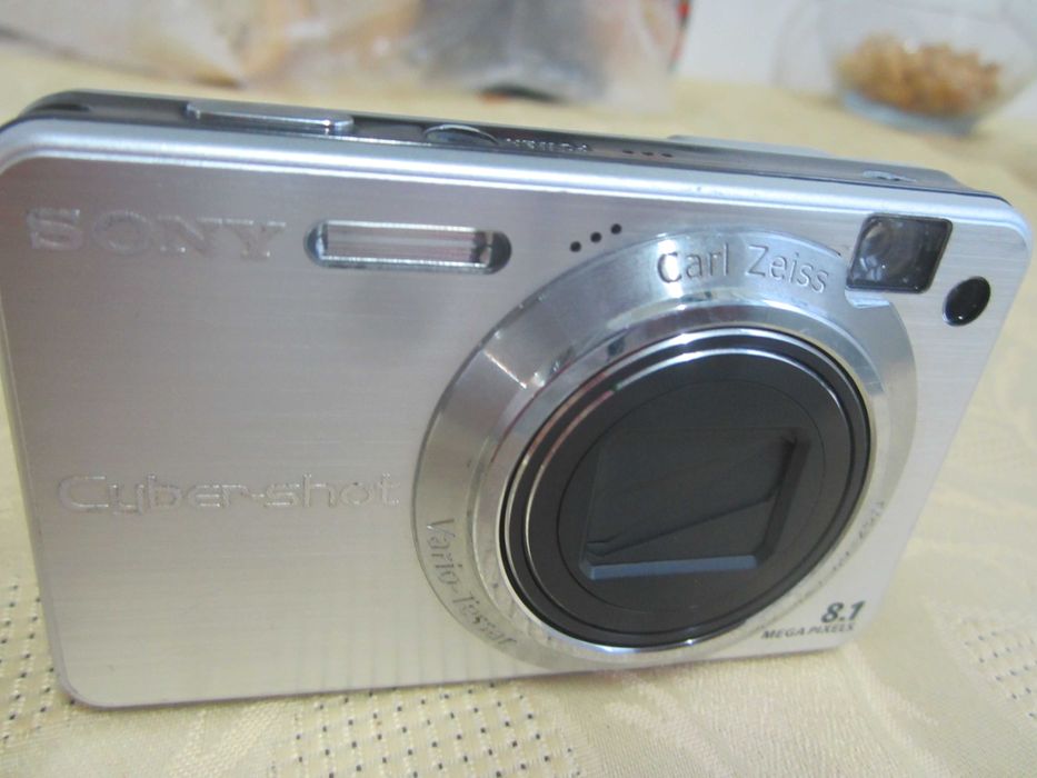 Aparat de fotografiat Sony  cu incarcator ,4 baterii ,card 4 gb