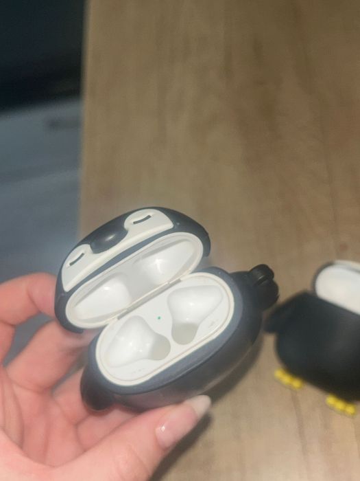 Apple AirPods Generația a 2-a – stare excelentă + husă pinguin