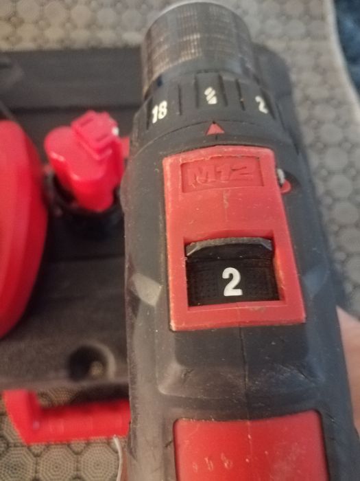 Milwakee m12 cu 2 acum incarcator noua