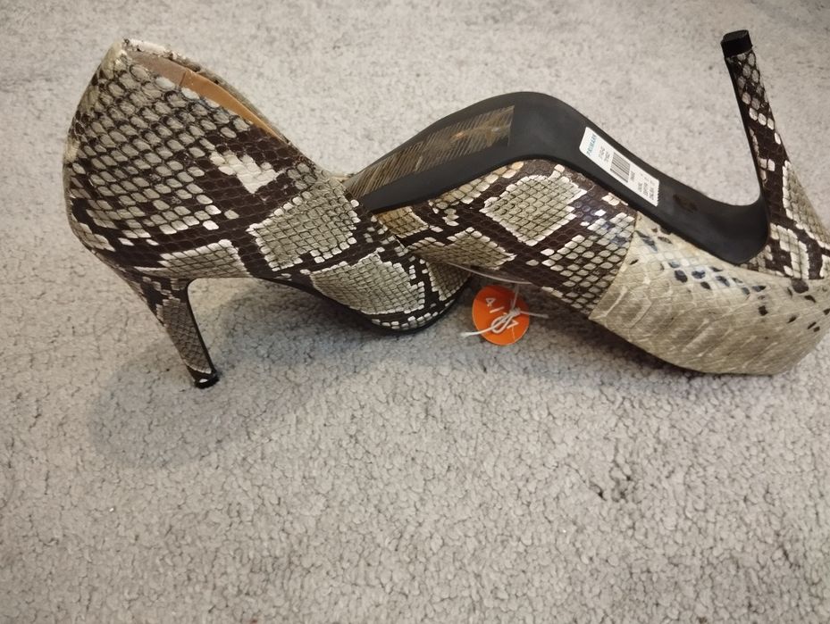 Продаю новые 2 туфли тигровая и кожанная