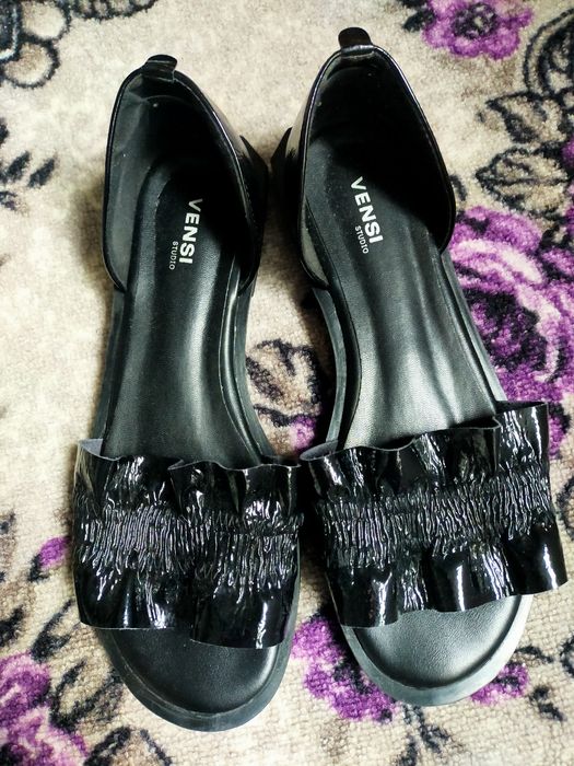 Продам балетки лакированные