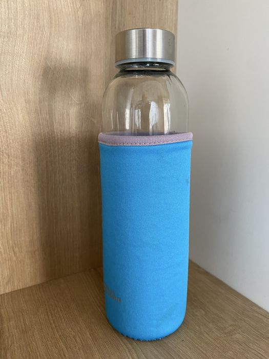 Стъклена бутилка с калъфче