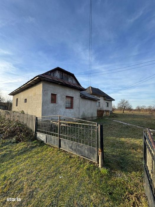 Doua case pe acelasi teren, 180 mp utili, 25 ari, Șindresti
