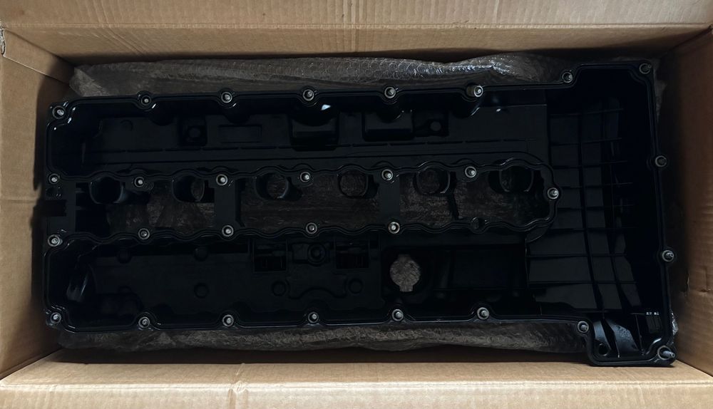 Продавам капак на клапаните от BMW E90 3.0i N53B30a