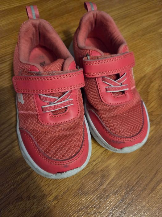 Продам кроссовки на девочку размер 26
