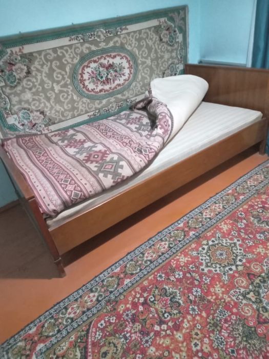 Кровать из натурального дерева