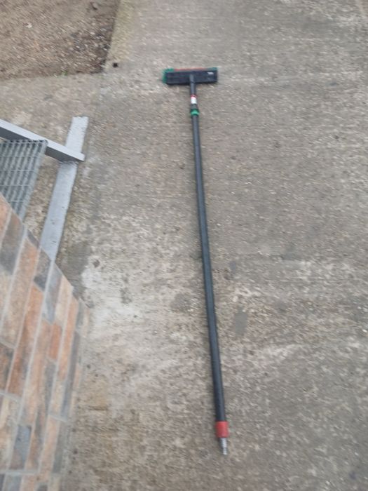 Vând perie  auto telescopica .