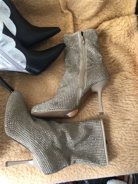 Vand botine bej cu strasuri