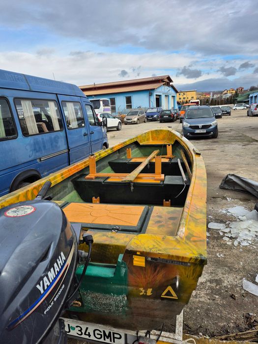 Vand barca cu motor