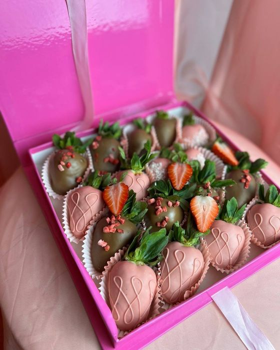 Клубника в шоколаде, торт, букет, подарки