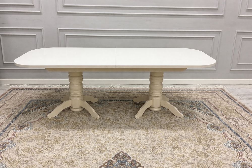 Большой гостинный стол