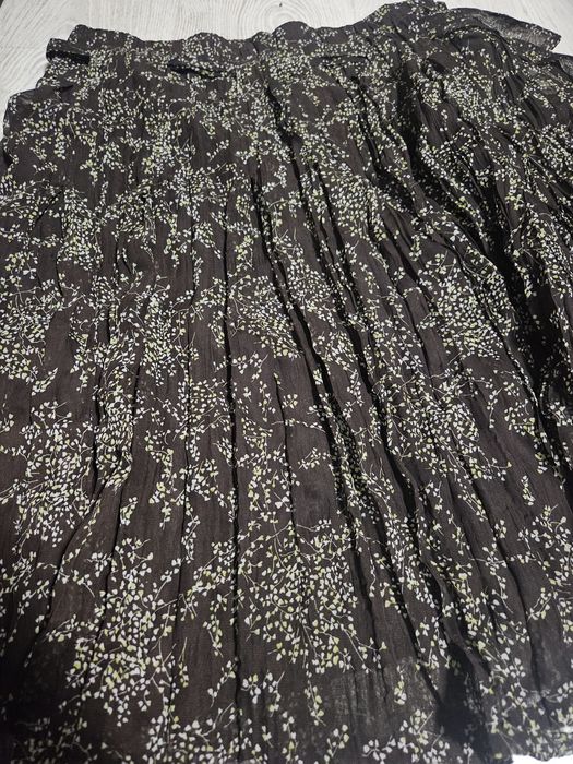 Fustă până la genunchi