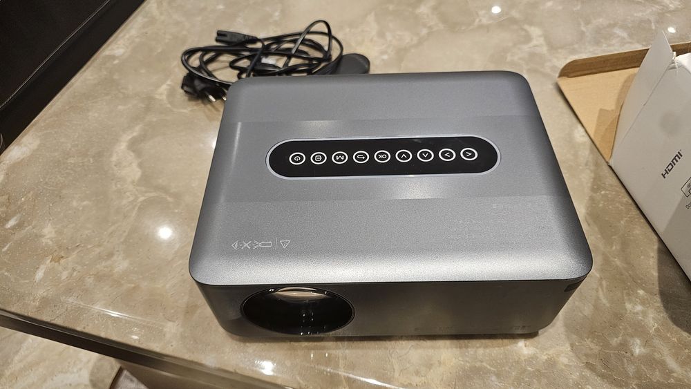 Videoproiector LED UHD / 8K – Nou (Doar testat, pachet complet la cutie)