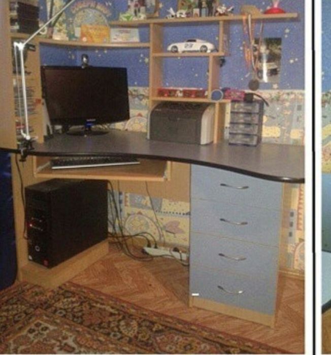 письменный стол.