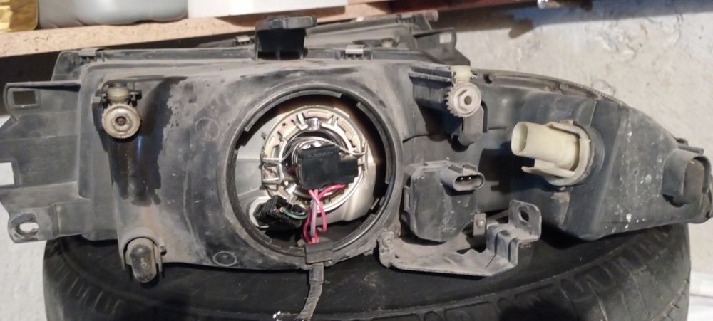 Десен фар за Мицубиши Каризма