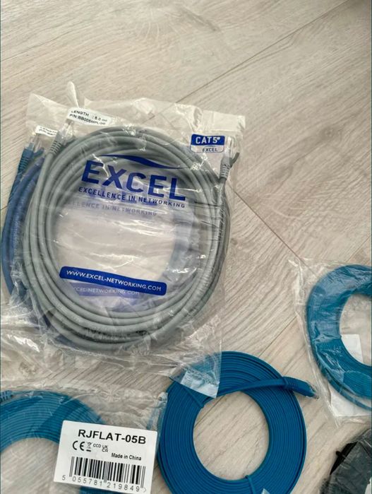 Cabluri de rețea noi, de diferite mărimi, disponibile la grămadă