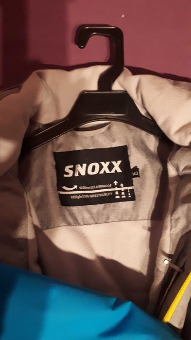 2 geci schi si pantalon schi fata