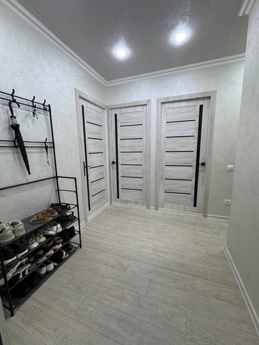 Срочно прадается 3/х ком квартира чирчик 8/ мек район базар с ремонтом