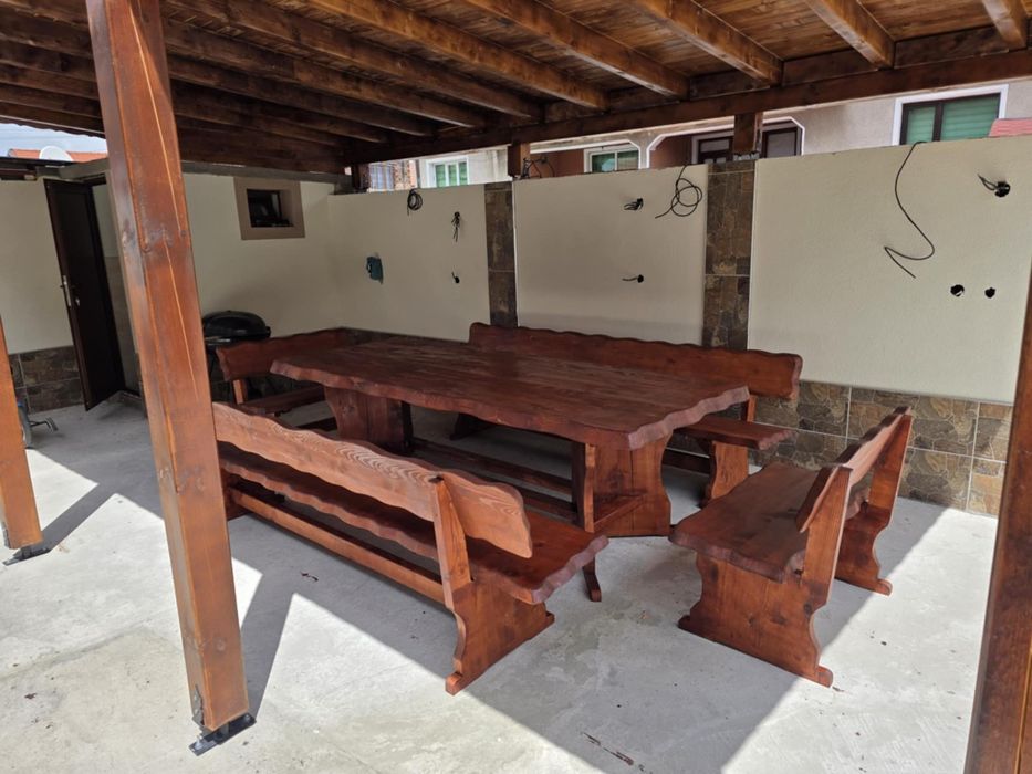 Маса и пейки жив ръб