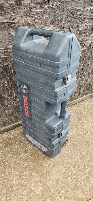 Valiza ciocan demolator Dewalt si Bosch
