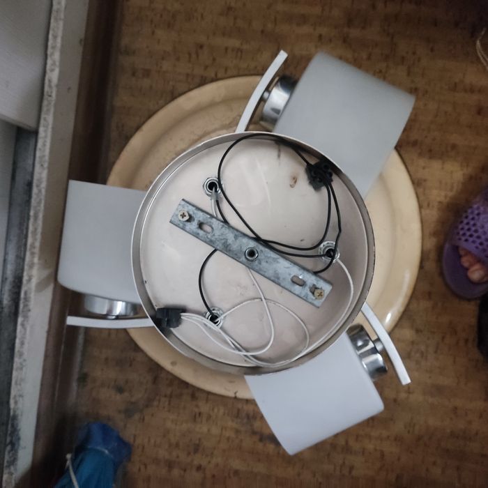 Продам новую люстру