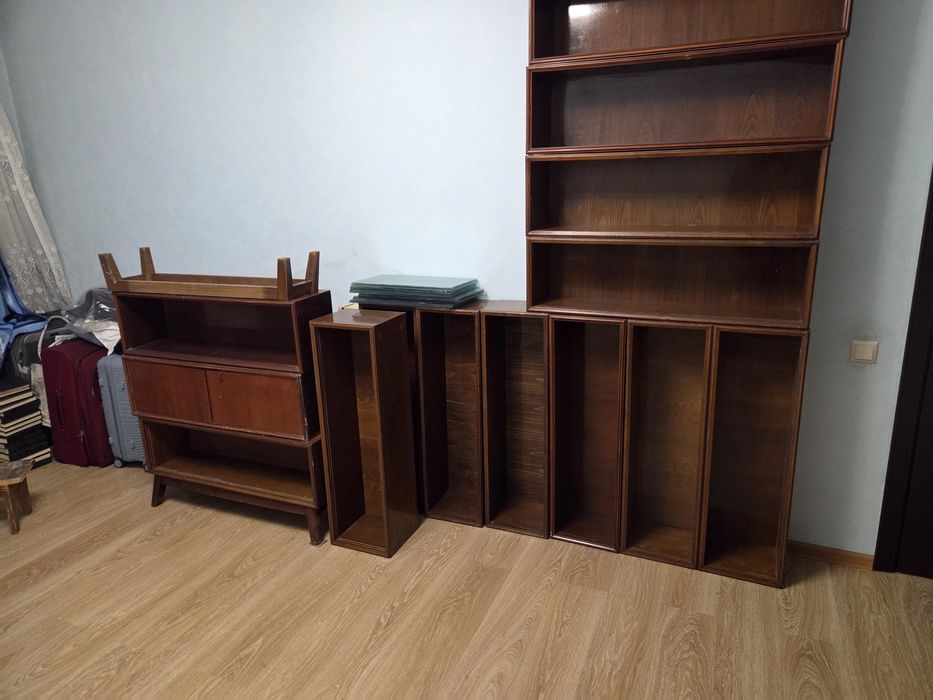 Продам полки .со стеклом