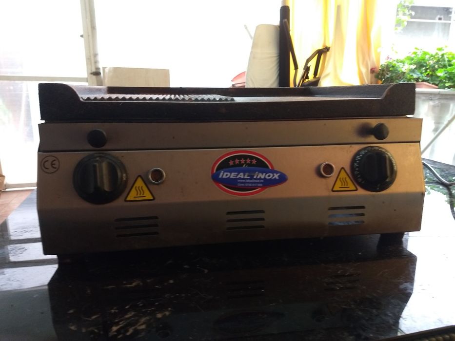 Vând grill electric cu placa din fonta striata/neteda