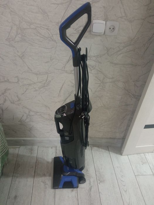 Продается вертикальный пылесос