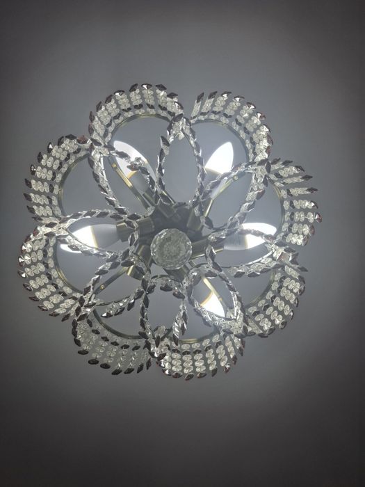 Продам люстру красивую