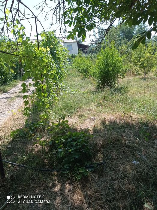 Бустонлик туманида ховли Уй сотилади.5та хона ,Икки этажли коттедж