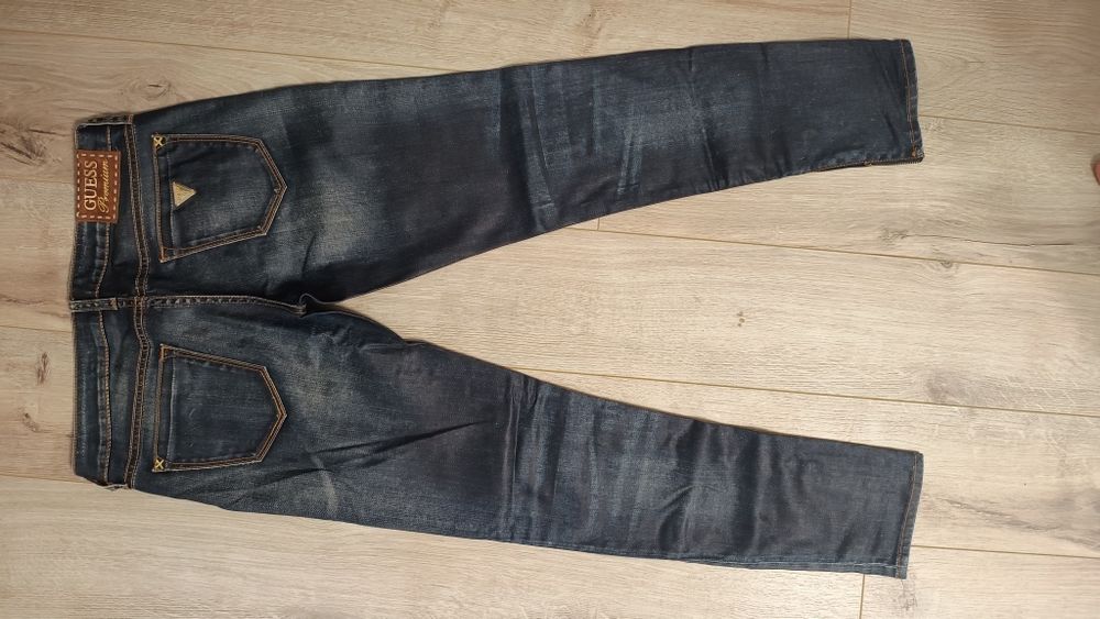 Vând blugi Guess