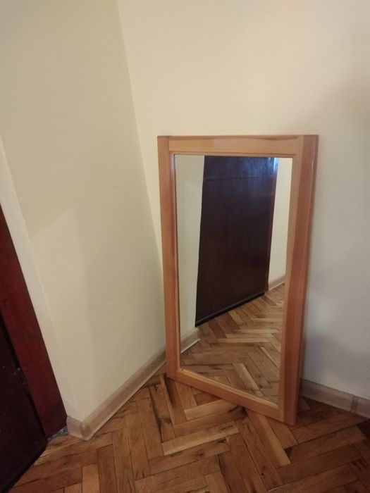 Огледало с дървена рамка