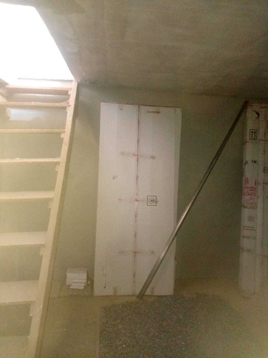 Casa la rosu cu teren