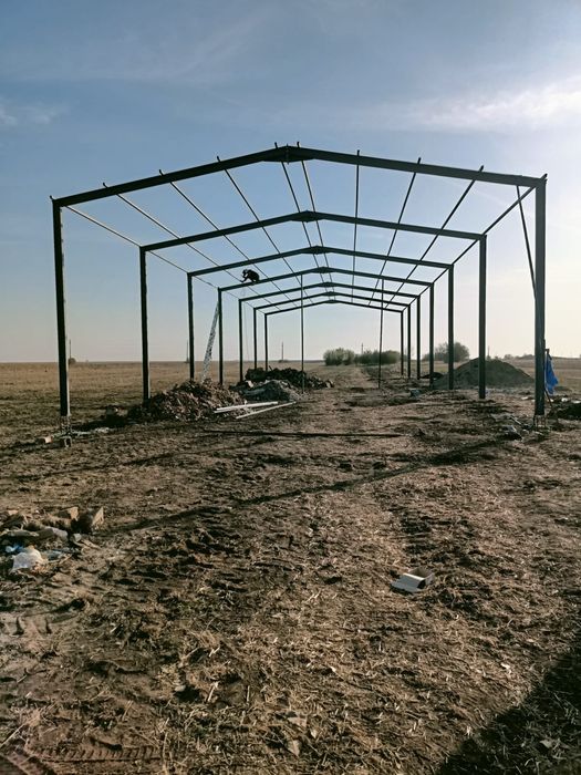 Vând hală metalică 8 m lățime cu 30 m lungime cu 4 m la streașină