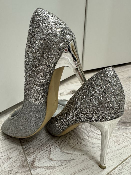 Елегантни сребърни високи обувки.