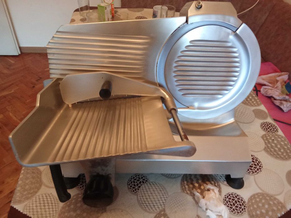 Професионална машина за месо и колбаси