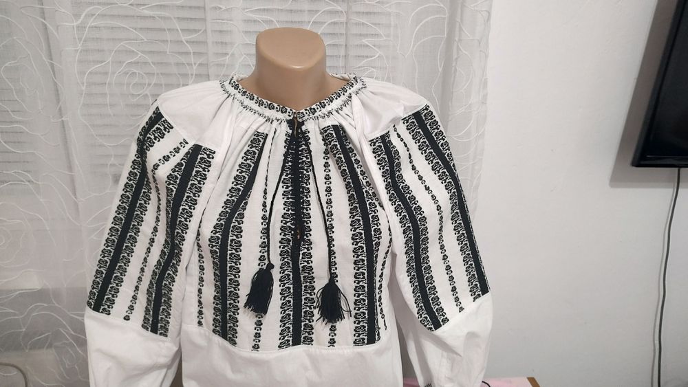 Ie tradițională,noua, cu motive florale țesute