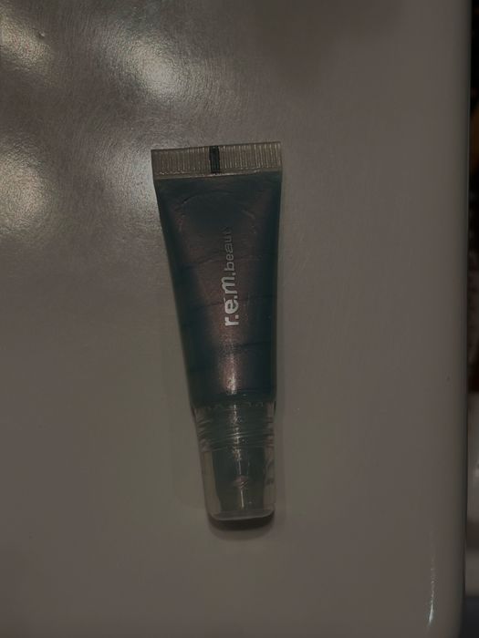 r.e.m beauty limited edition гланц за устни чисто нов