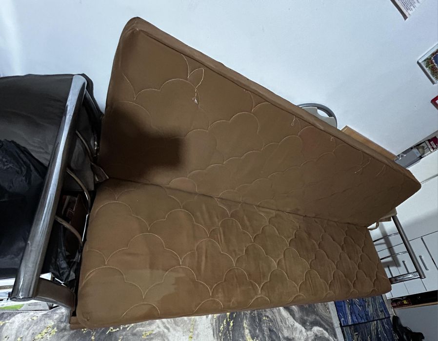 Vând urgent canapea extensibila 120x190