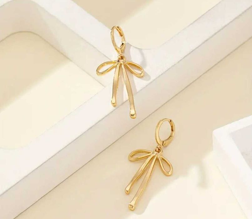 Cercei fundiță gold din inox – stil rafinat și rezistent