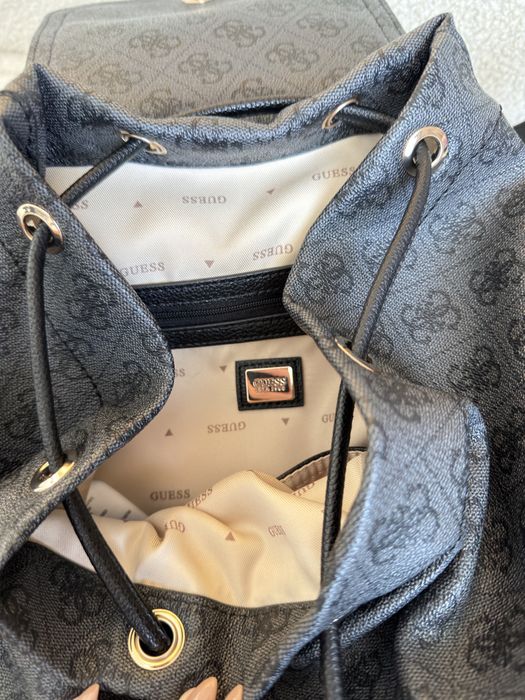 Дамска раница GUESS