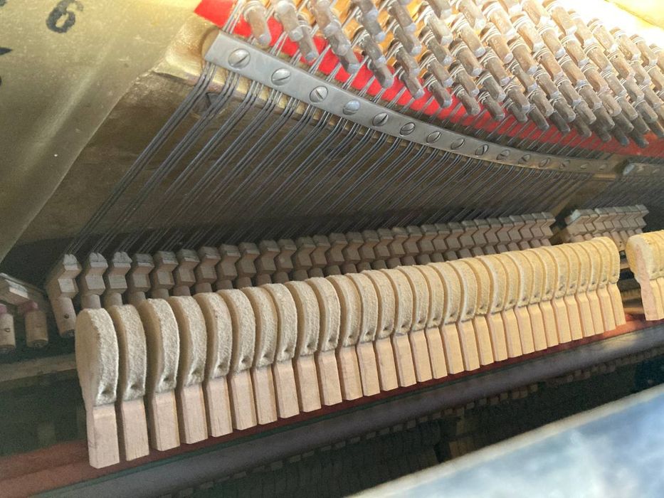 Продаю  пианино.