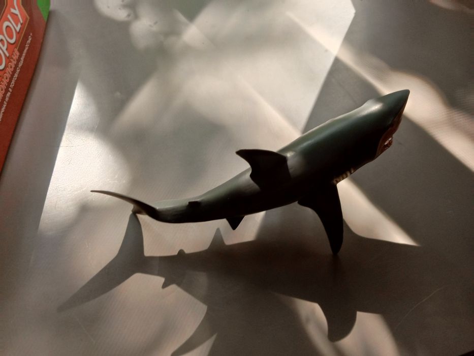 Игрушка в виде акулы