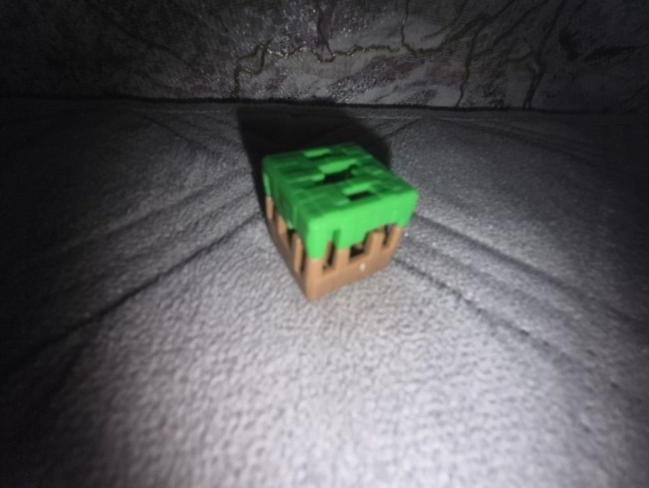 Продам фигурку kinder joy Minecraft за дешево