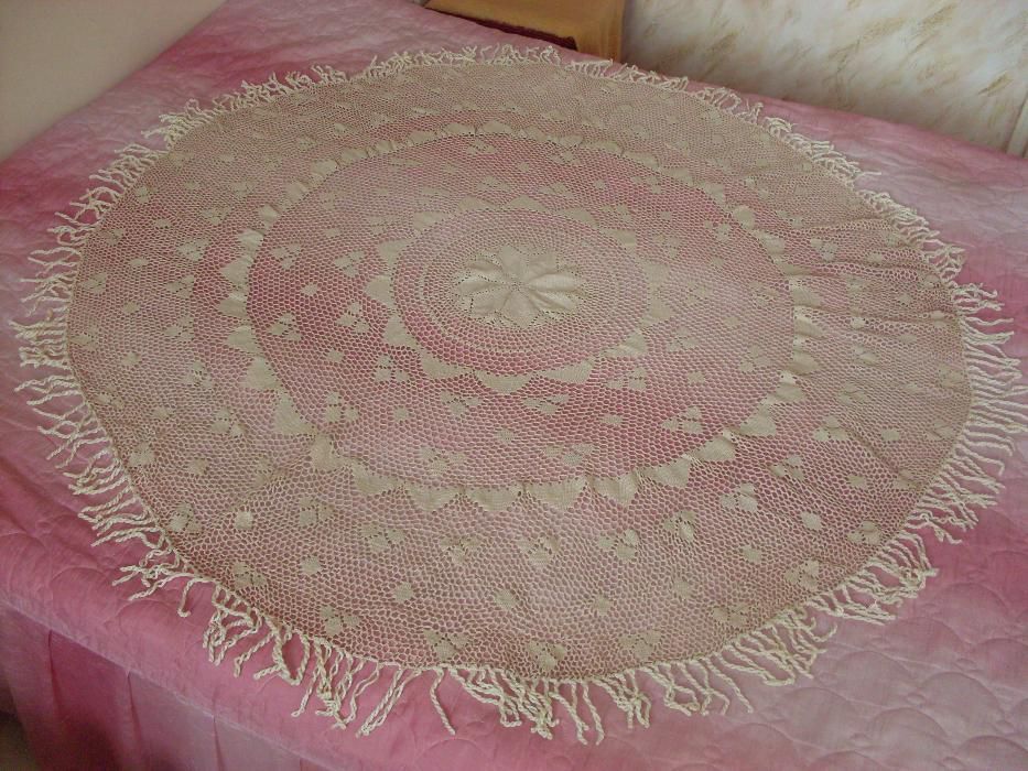 Ръчно изработена покривка за кръгла маса