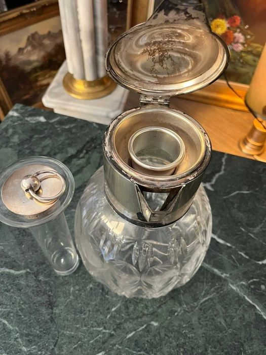 Carafă vintage din cristal tăiat cu capac și guler din metal argintat