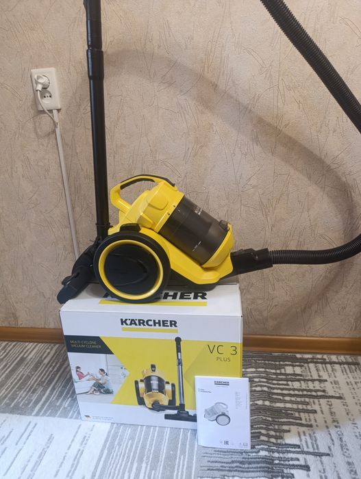 Пылесос Karcher в рабочем состоянии