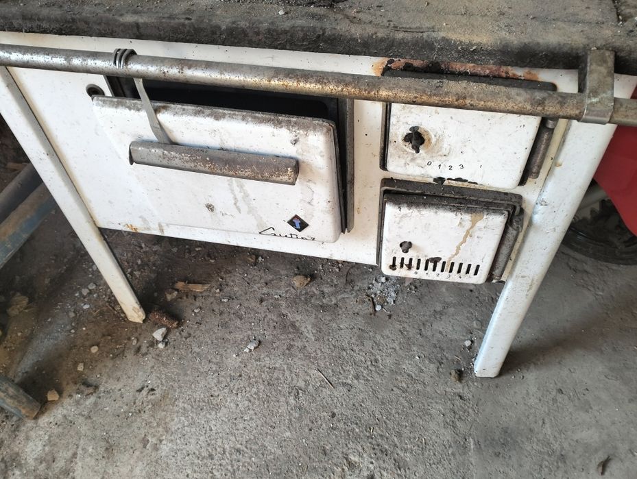 Vând sobă pe lemne românească