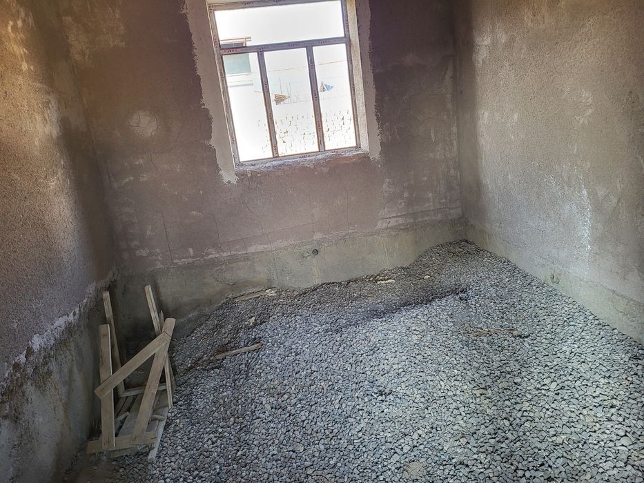 Срочна. Курилиши тугалланмаган ховли. Зилол.